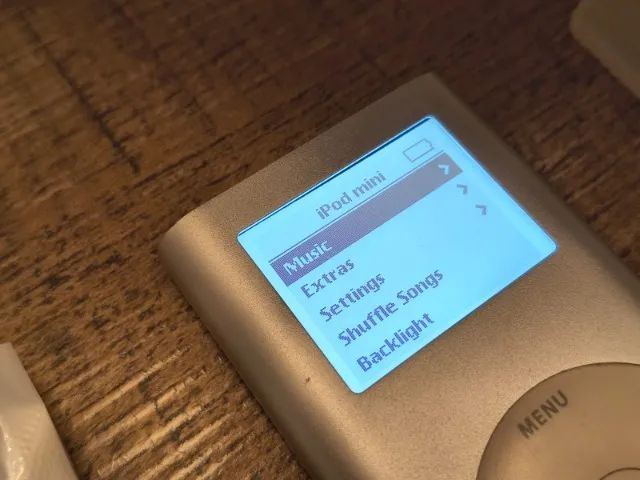 iPod Mini 2ª geração edição HP - 64gb - bateria nova + capa +cabo - Foto 4