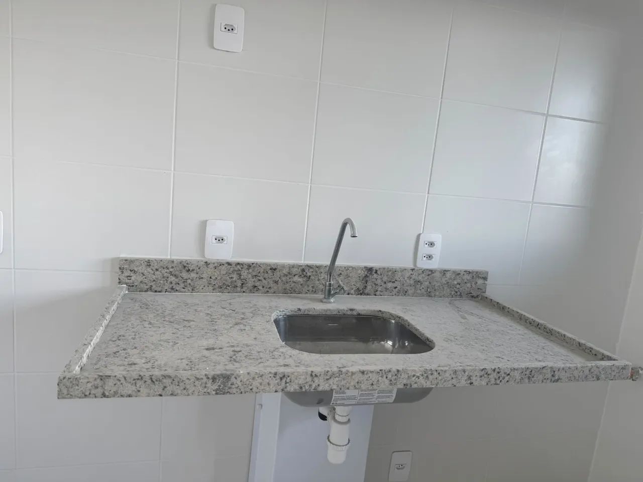 Pia de Granito com cuba e torneira  