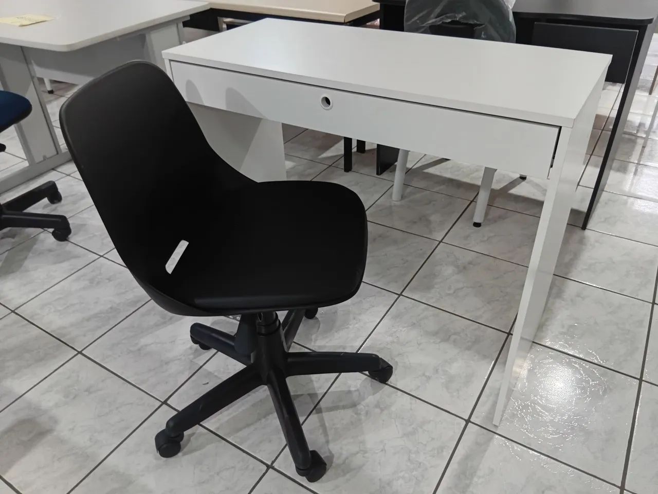 Escrivaninha e cadeira giratória  - Foto 3