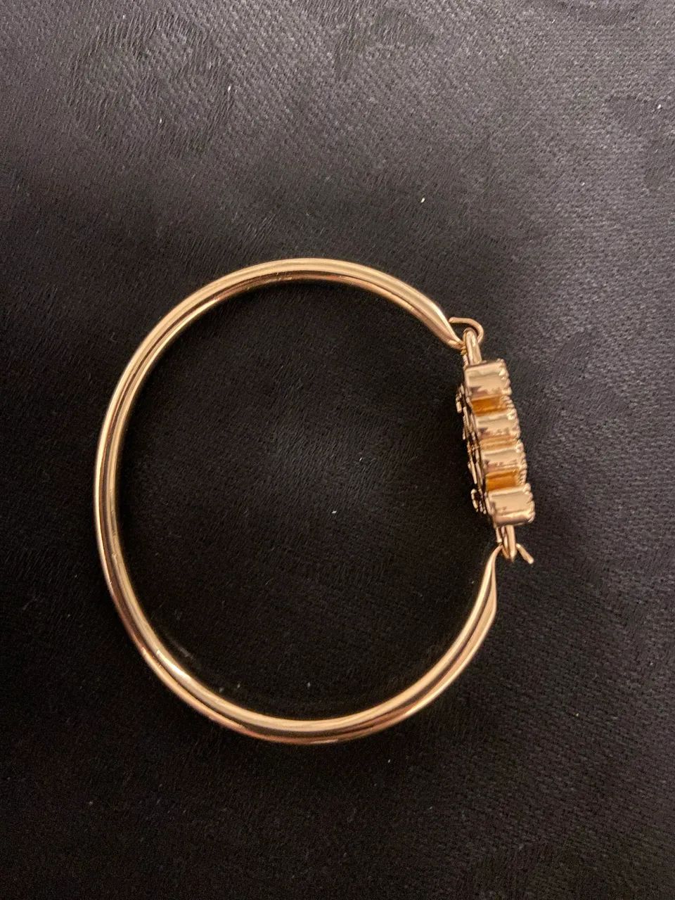 Pulseira primeira linha loewe dourada com pedras brancas  - Foto 3