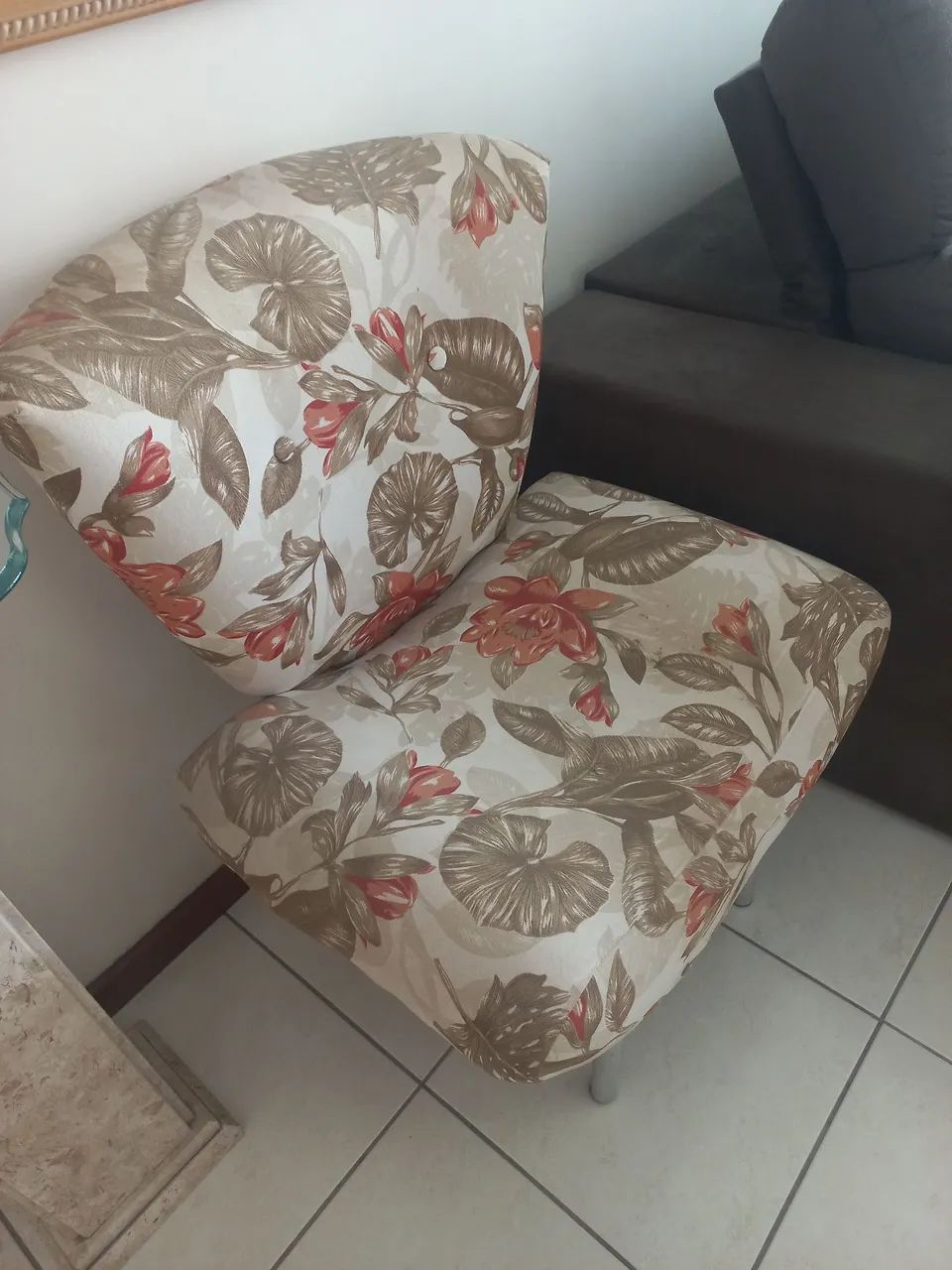Poltrona estofada estampada para sala de estar e/ou varanda sem detalhes de avarias - Foto 2