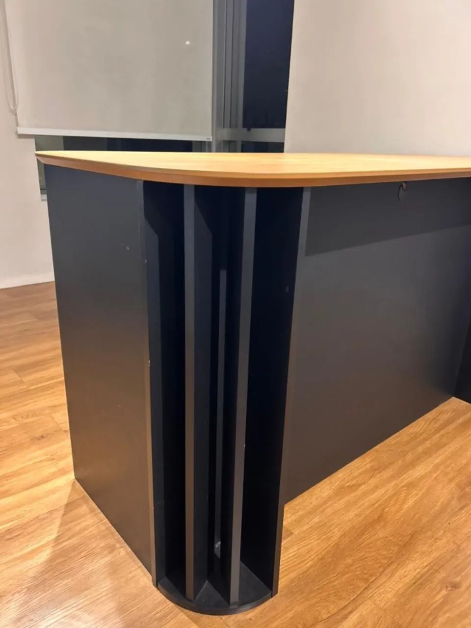 Mesa escritório Ripada com tampo arredonda - Foto 4