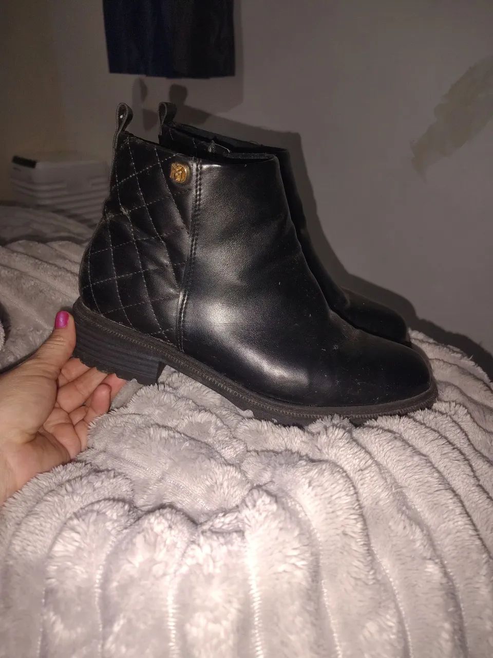Bota preta com zíper  - Foto 2