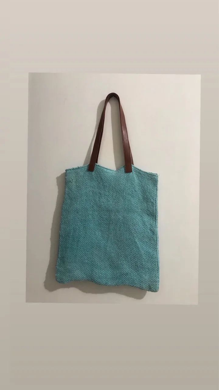 Bolsa tote de praia tem alças de couro