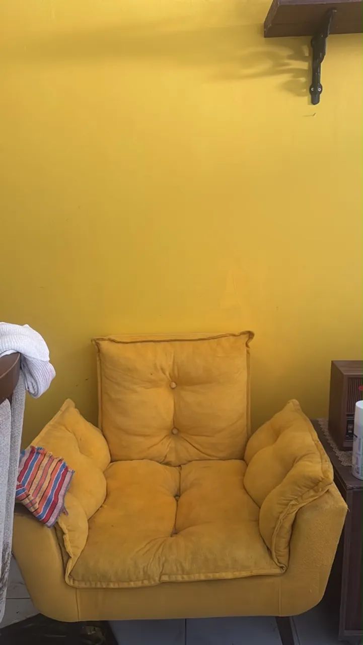 Cadeiras estilo retrô lindas com pés de madeira 