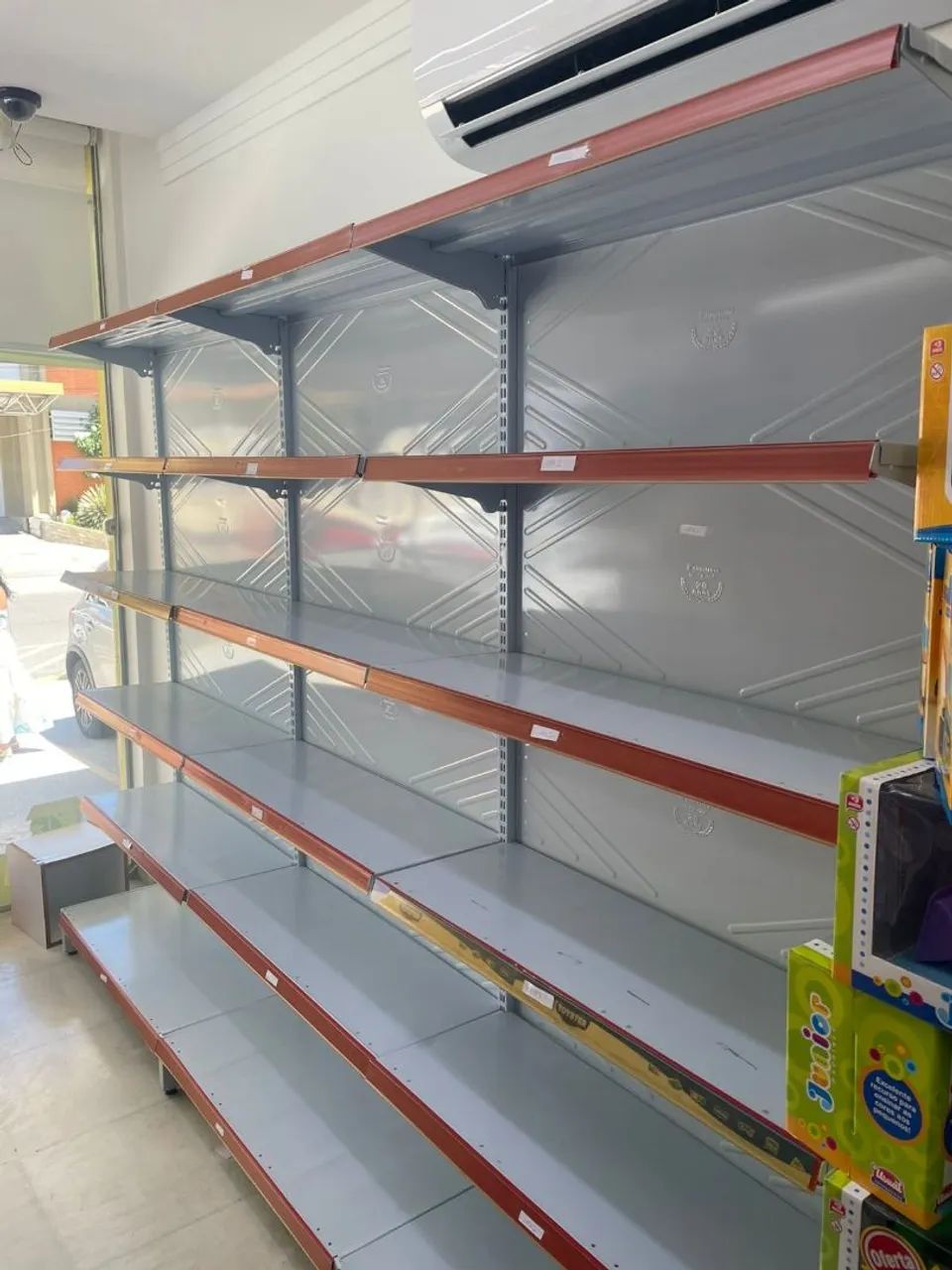 3 gondolas com prateleiras para exposição de produtos de comercio em geral - Foto 3