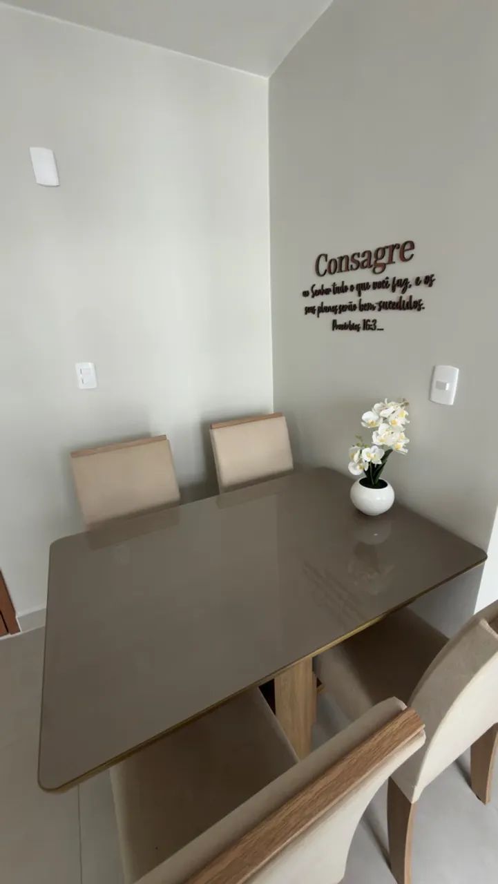 Mesa nova com 4cadeiras 