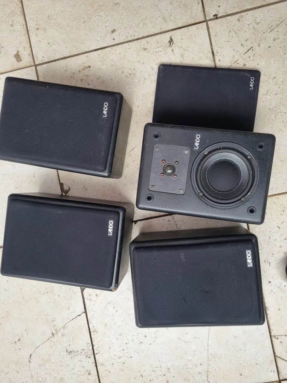 04 caixas de som  lando com defeito uma tocando 