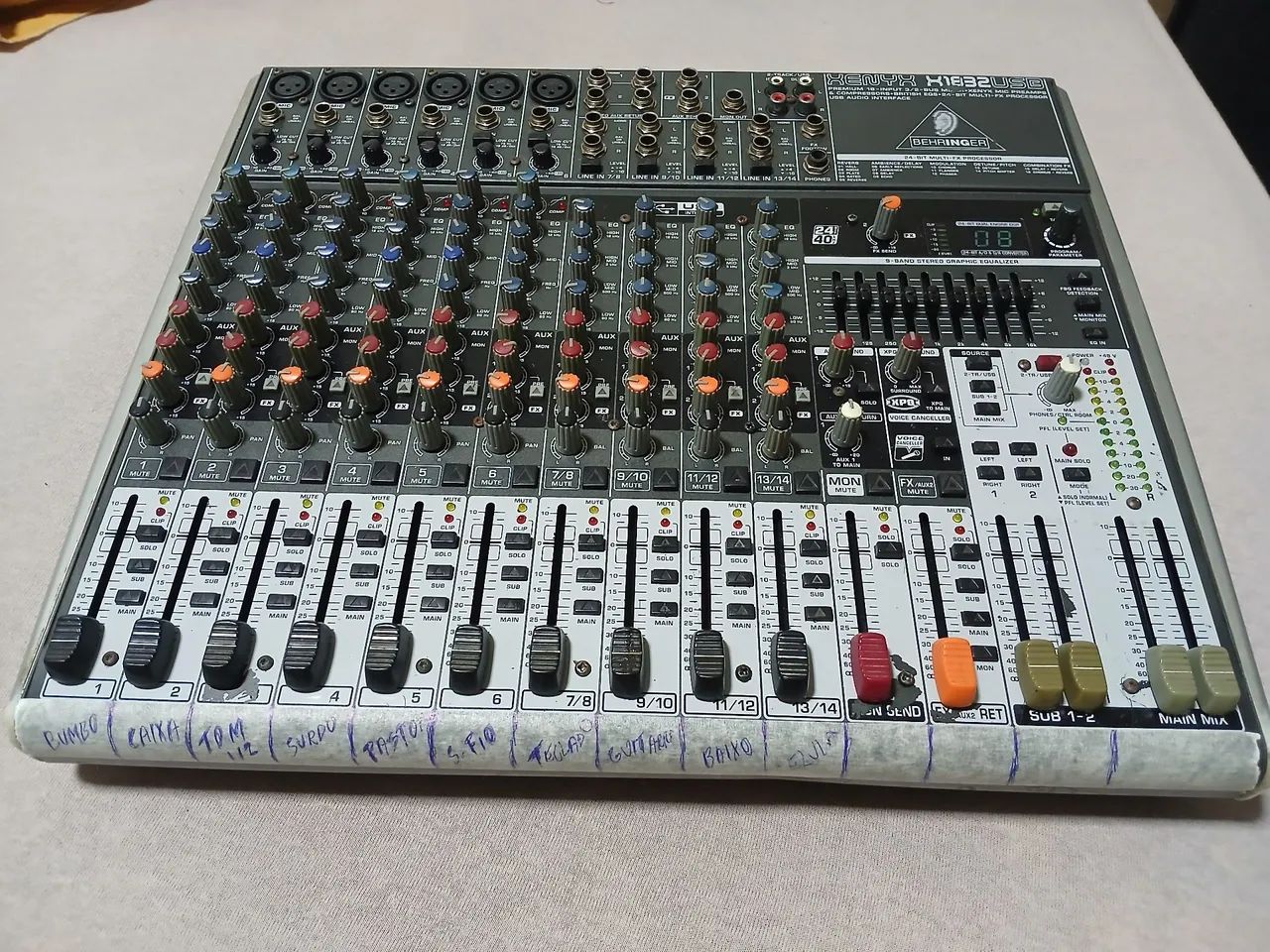 Mesa BEHRINGER 12 canais 