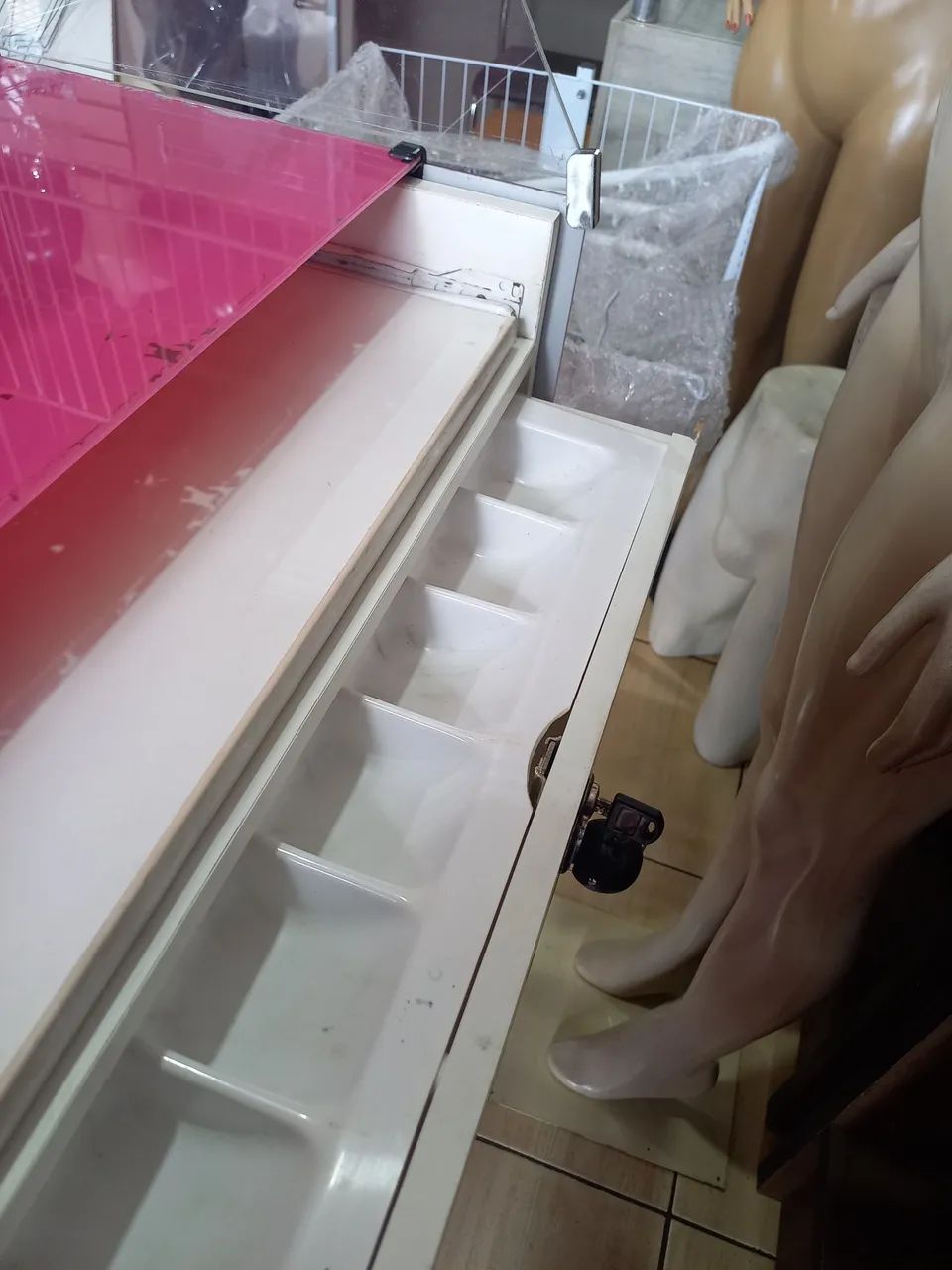 Vendo balcão  caixa  e expositor  usado - Foto 3