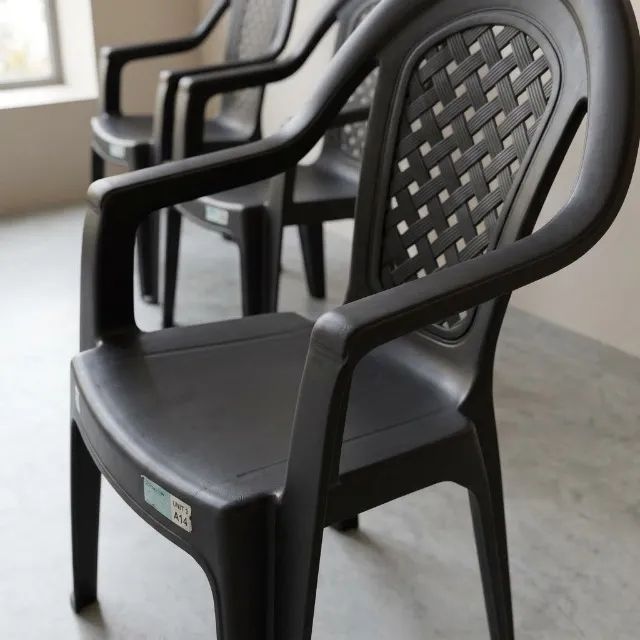 3 Cadeiras de Plastico material suporta 150 kg - Foto 2