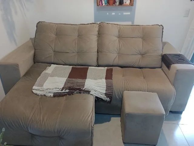 Sofá chaise retrátil, 2 lugares e encosto reclinável+ puff para pés.