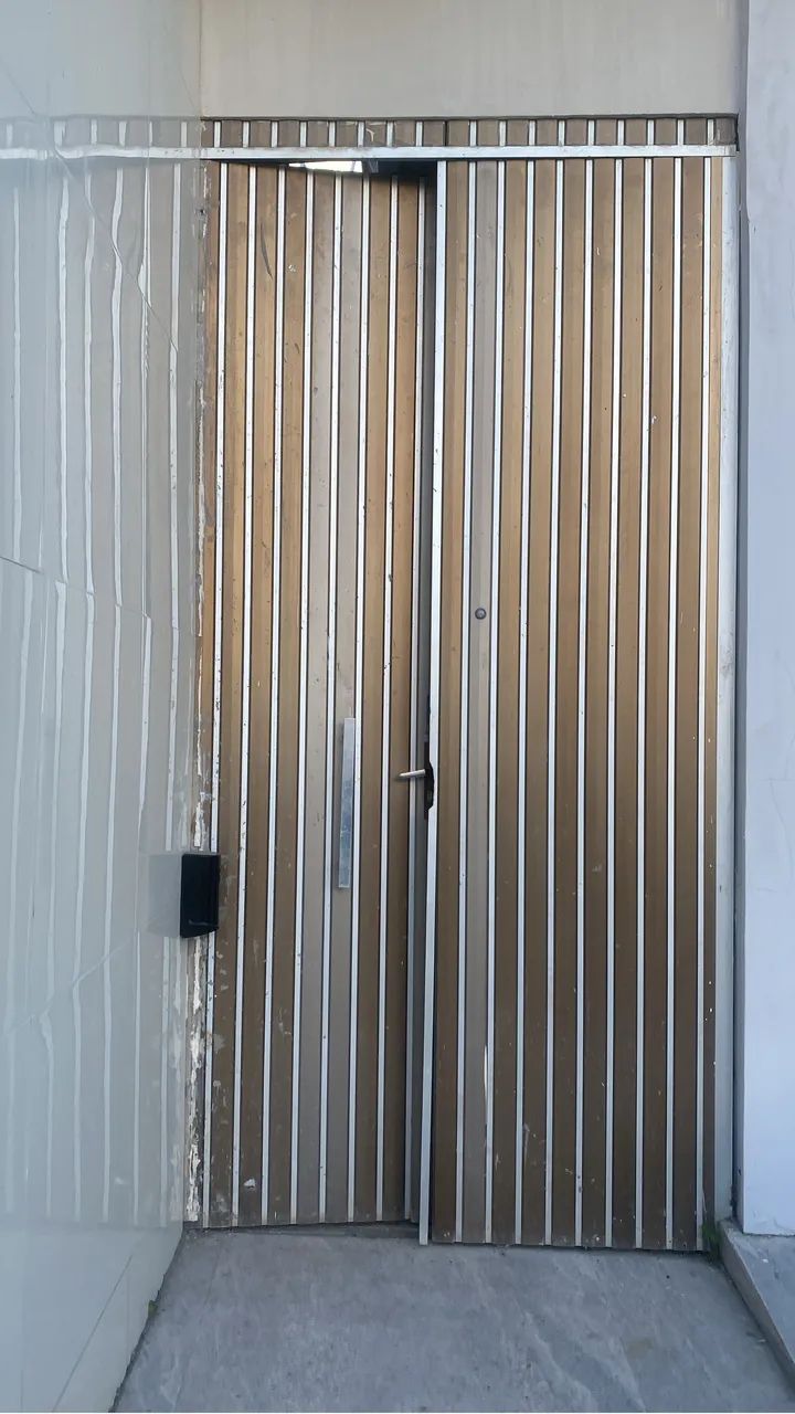 Porta de ferro e aluminio