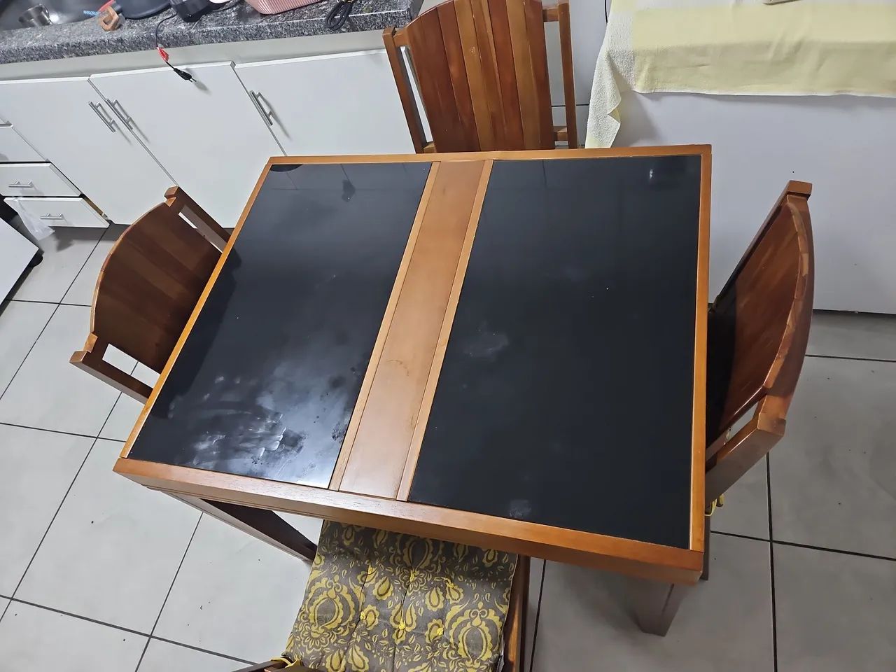 Mesa de Jantar Extensível + 4 Cadeiras com Almofadas
