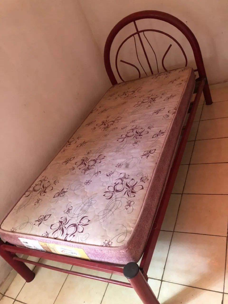 Vendo cama solteiro com colchão  - Foto 2