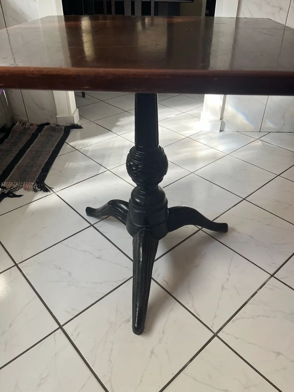 Mesa em Madeira e Pé de Ferro Escupido - Foto 3