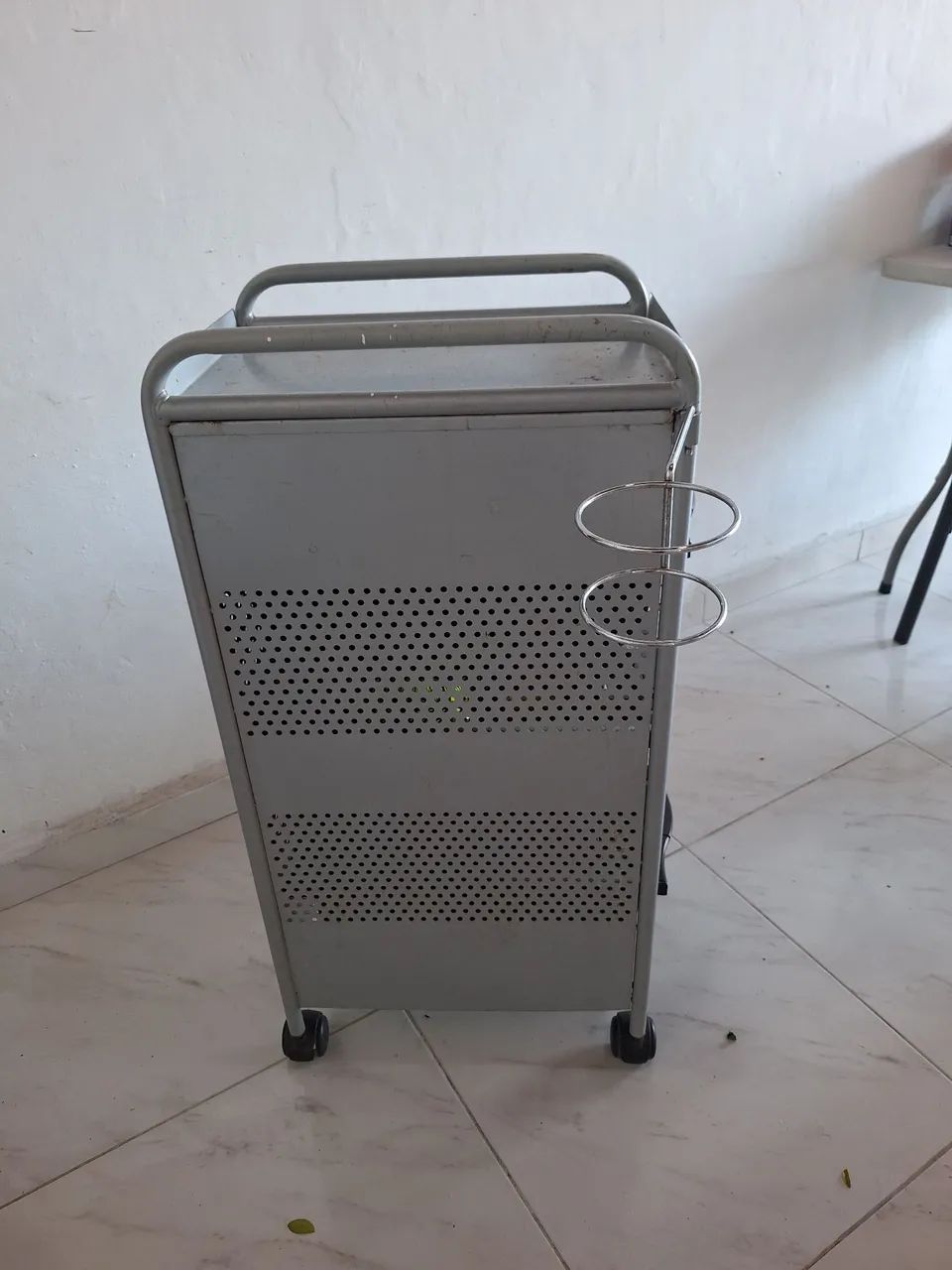 Carrinho auxiliar cabeleireiro. 