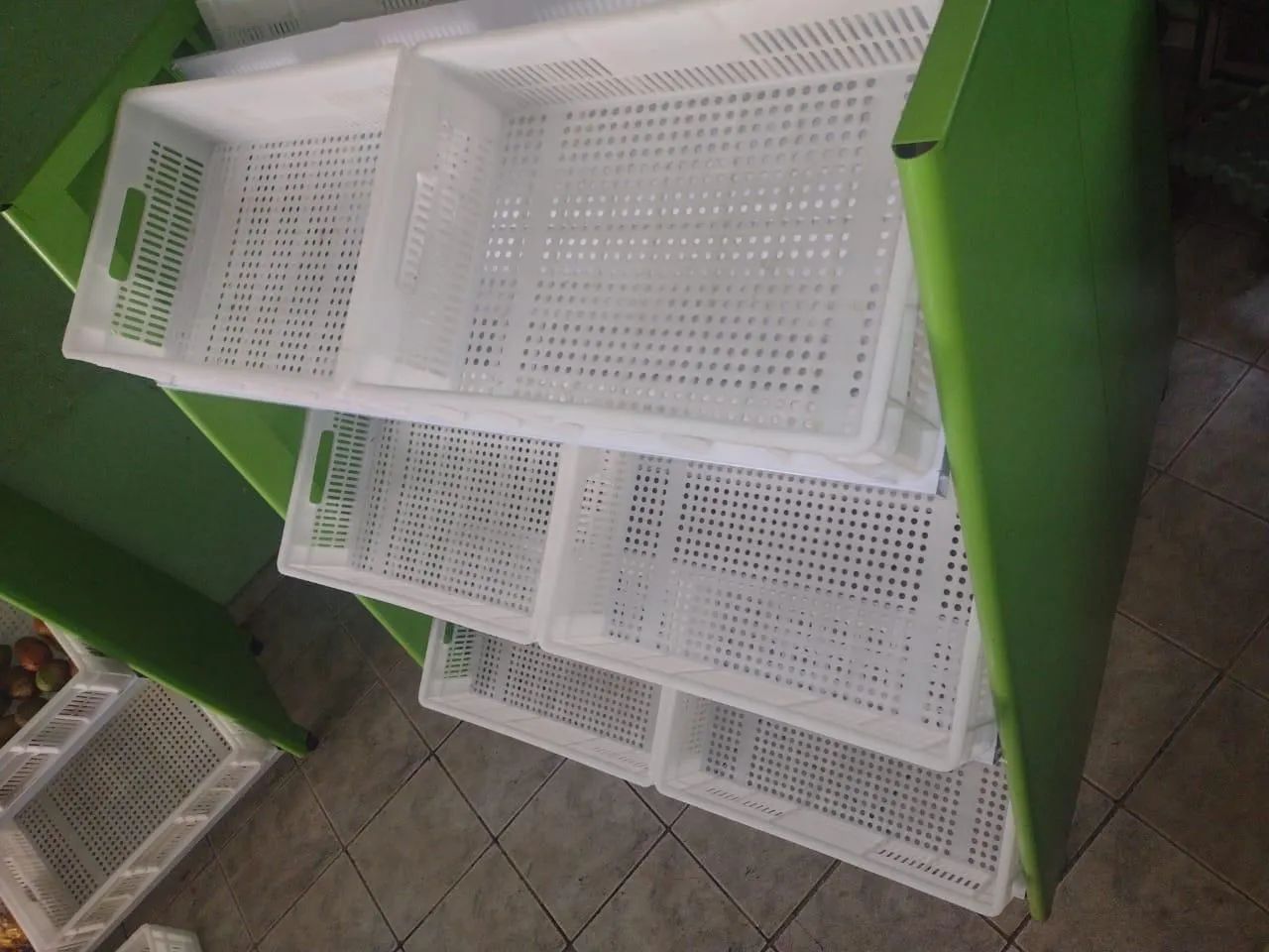 Duas bancas para Hortifruti com 12 cestos cada banca.