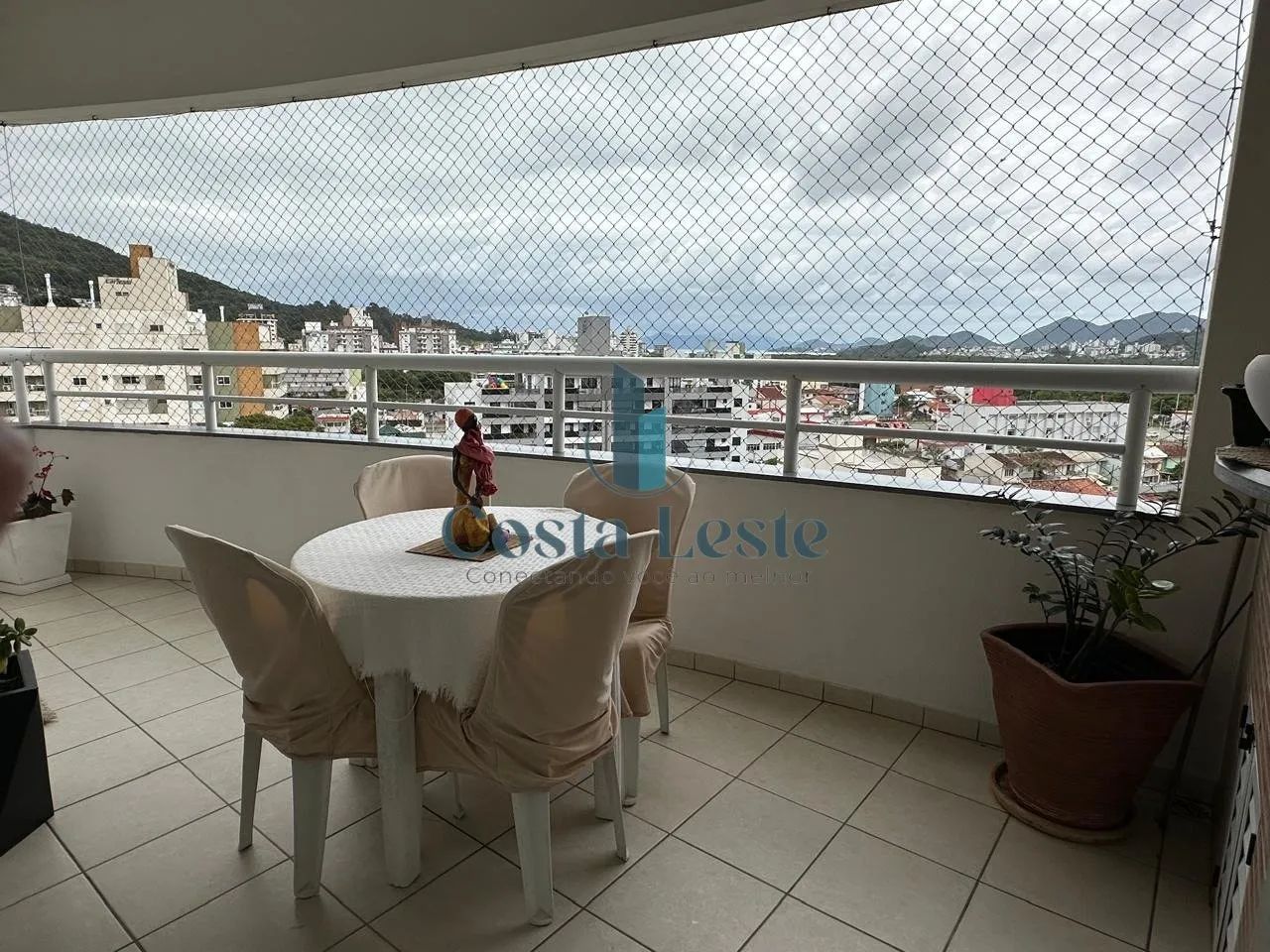 Excelente apartamento de 4 dormitórios, sendo 2 suítes na Trindade - Foto 5
