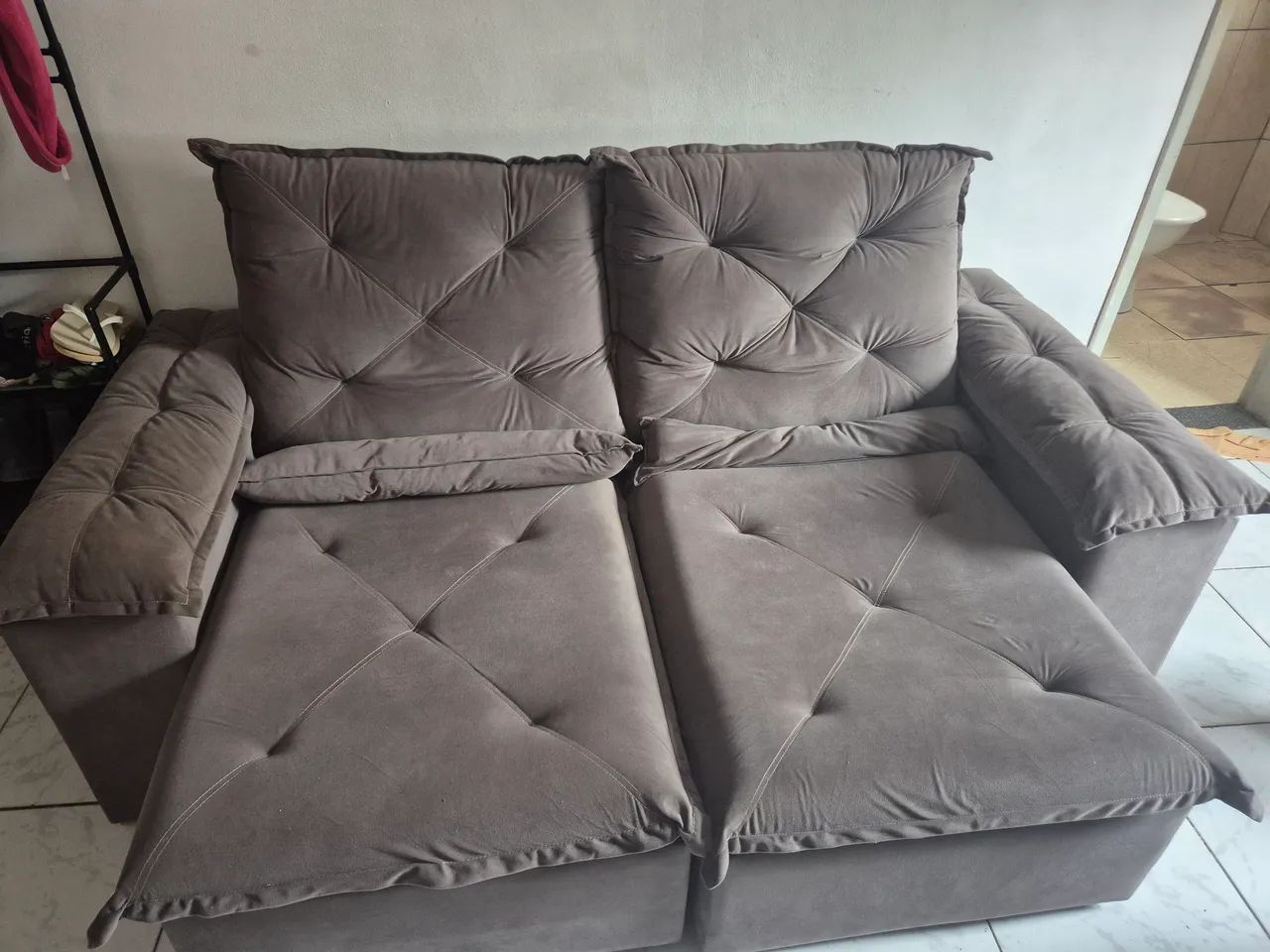 Sofá retrátil (dependendo de onde mora posso levar até vc - ENTREGA Á COMBINAR) - Foto 2