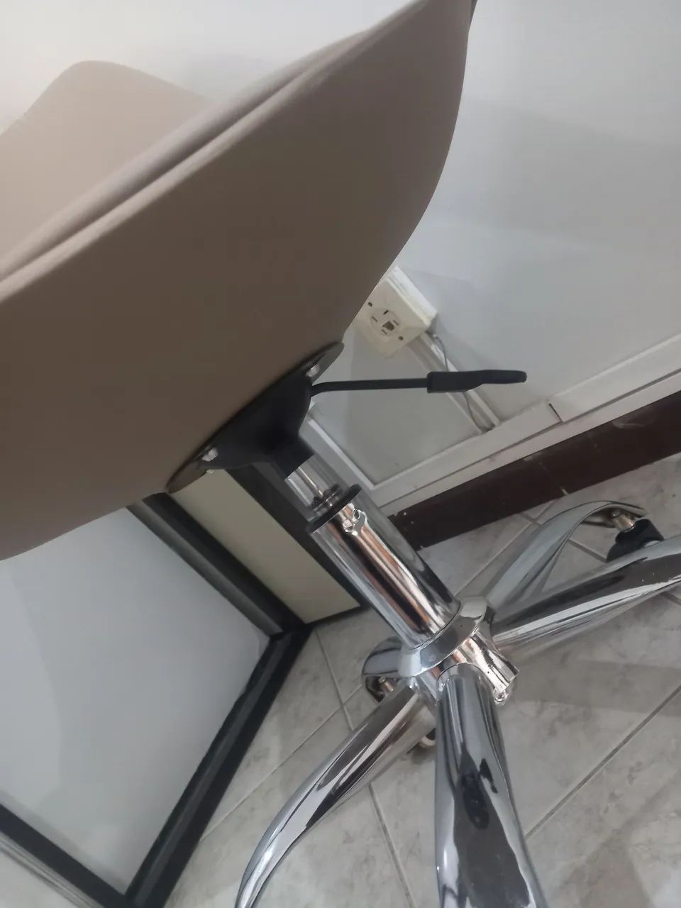 Cadeira Office Giratória Bege com Rodízios e Base Cromada - Foto 3