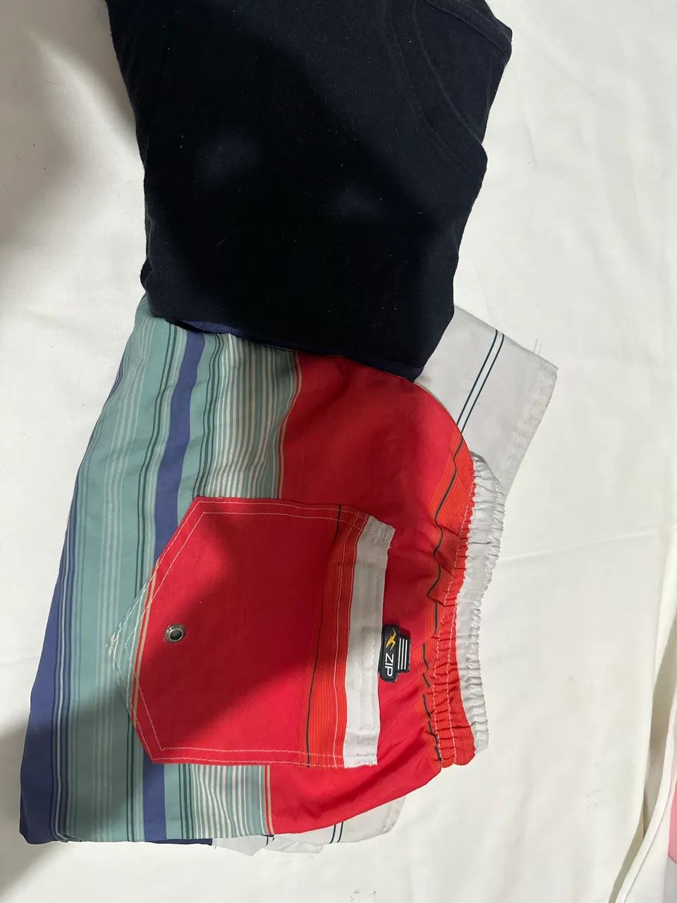 Bermuda zip e camiseta preta 