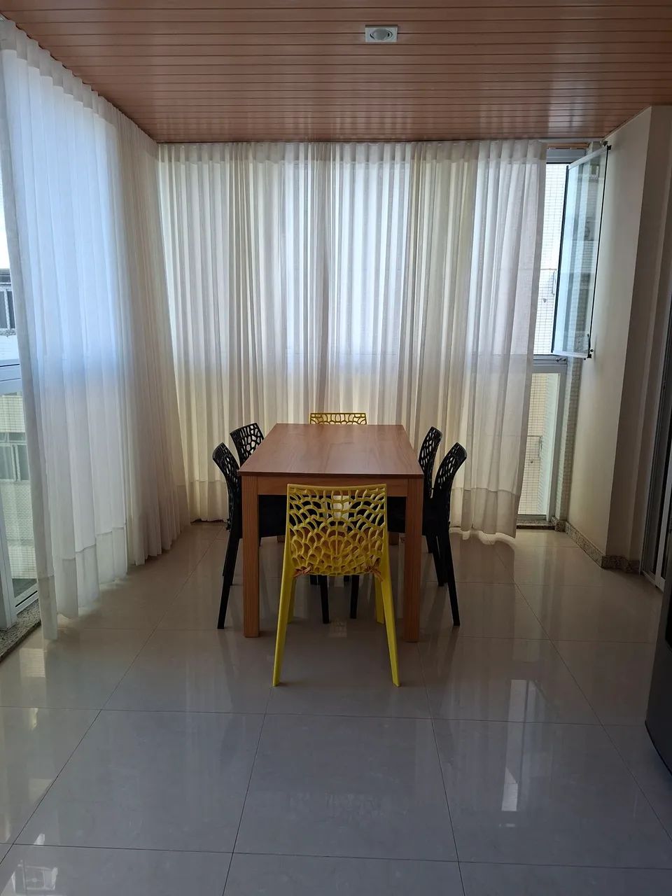 Mesa sem cadeiras R$ 800,00.  1,30 x 0,80 - Foto 2