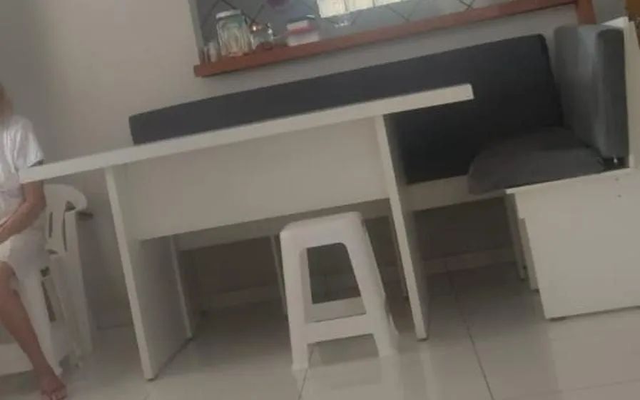 Vendo linda mesa em MDF e banco em L com almofadas - Foto 2