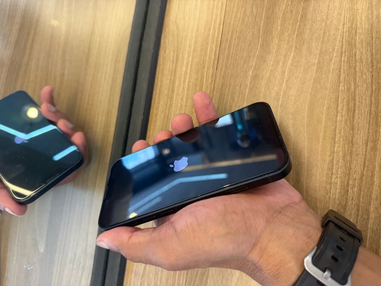iPhone 13 com 79 de bateria caixa e cabo carregador  - Foto 4