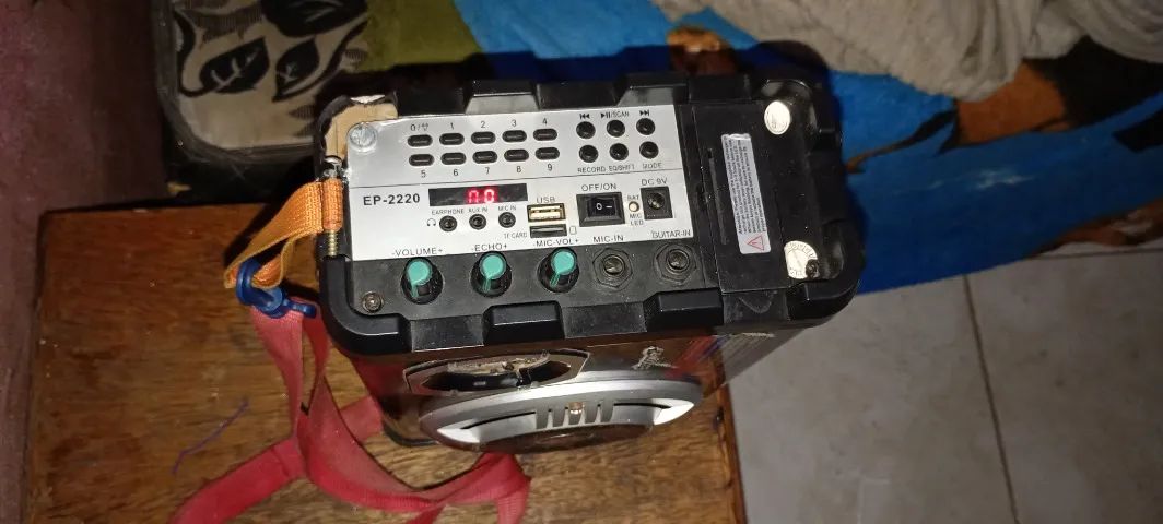 Vendo caixa de som bluetooth com rádio FM, leitor de cartão de memória, pen drive e aux