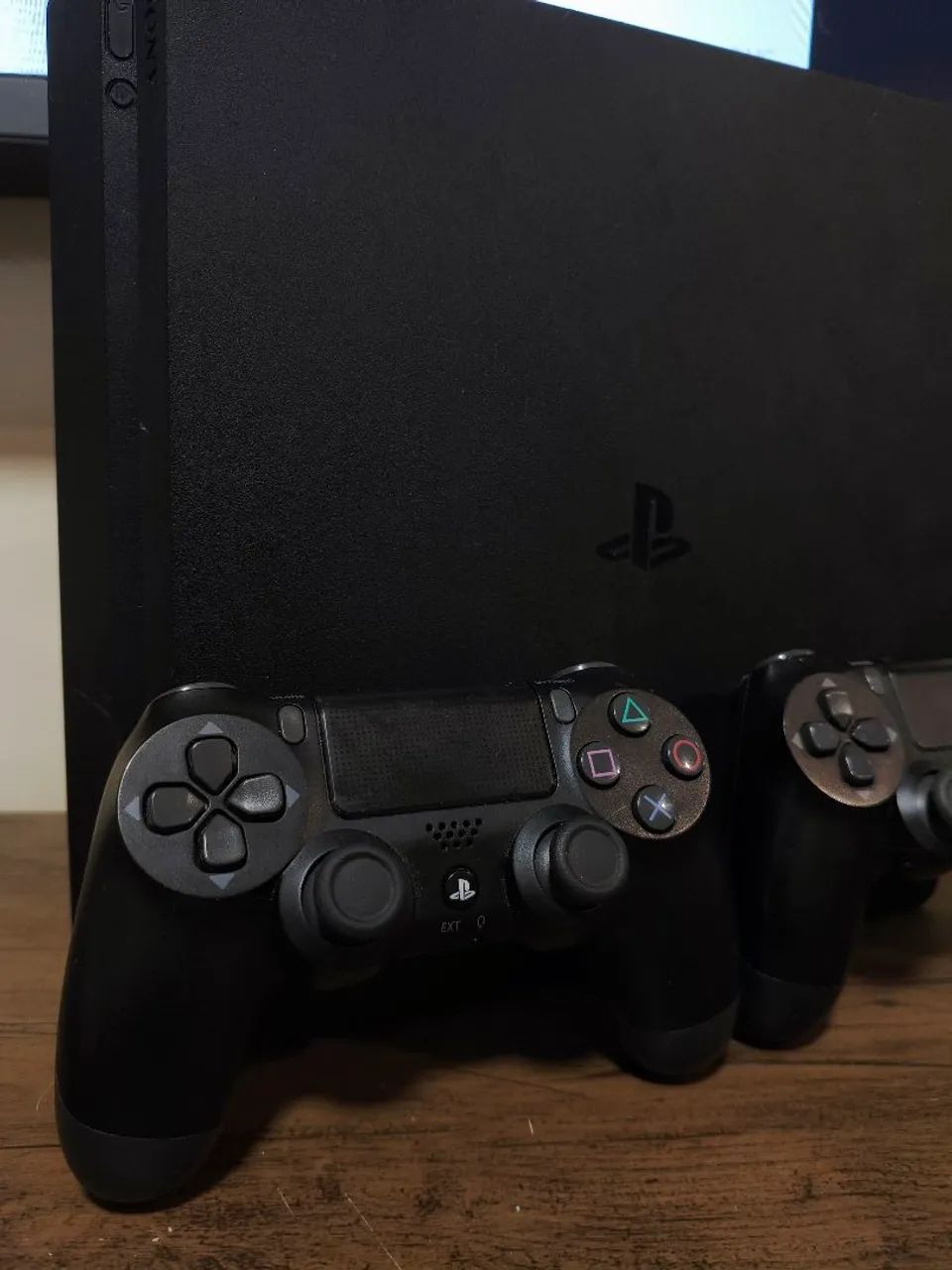 PS4 Slim + 2 Controles - Foto 2