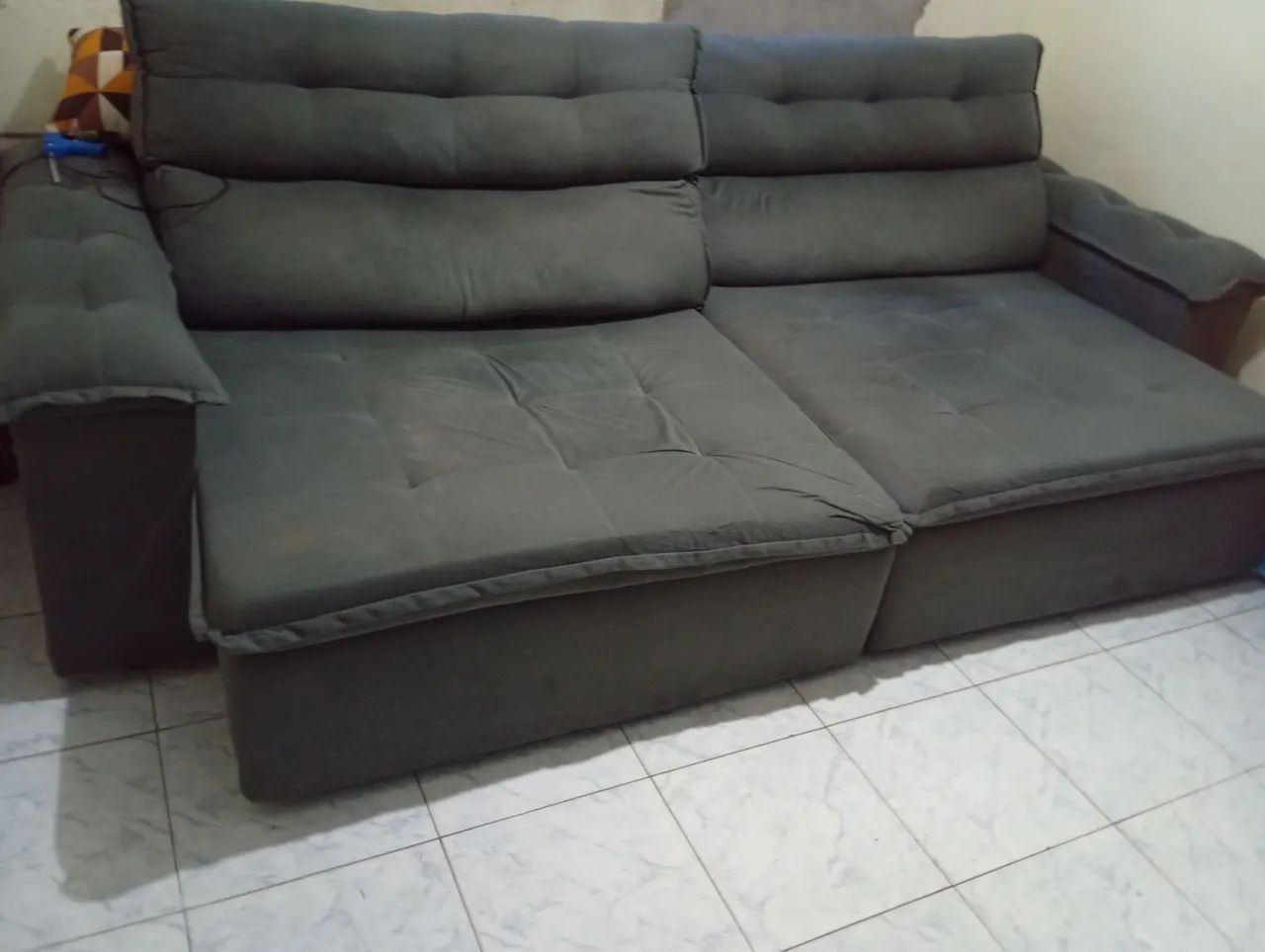 Sofá articulado com extensão de 4 lugares, com tecido de Suede 
