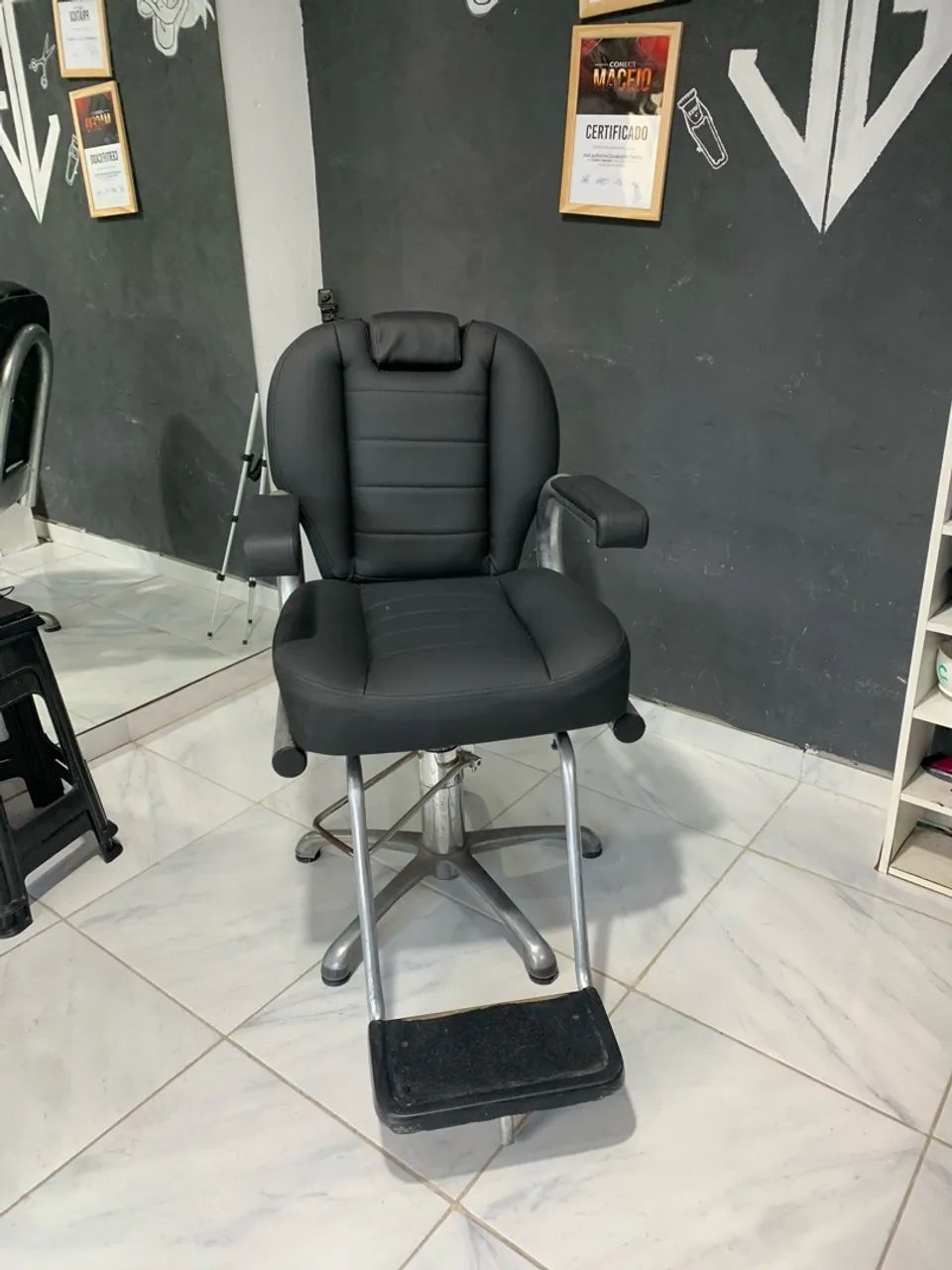 Cadeira de barbeiro reclinável em perfeito estado  - Foto 4