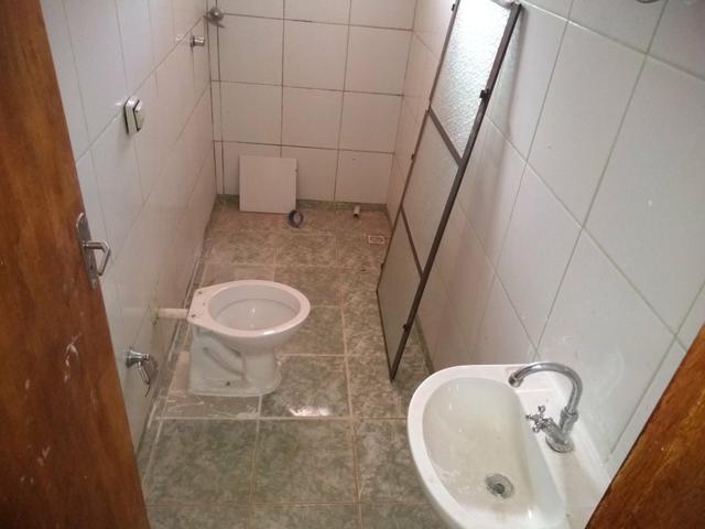 Vendo ótimo prédio com três apartamentos e uma casa de fundos - Foto 13