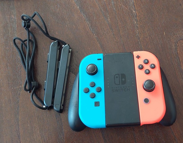 Nintendo switch usado + 2 jogos + controle SN30 pro + case de viagem  - Foto 4