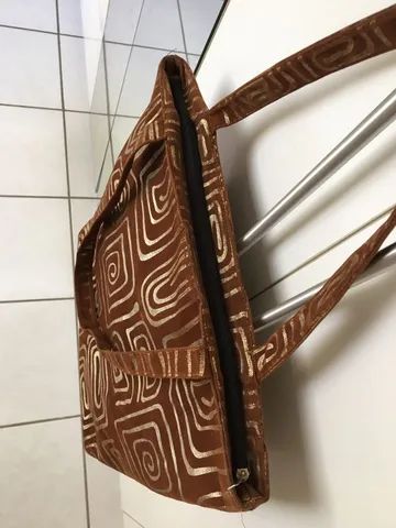 linda bolsa marrom com estampa dourada! - Foto 3