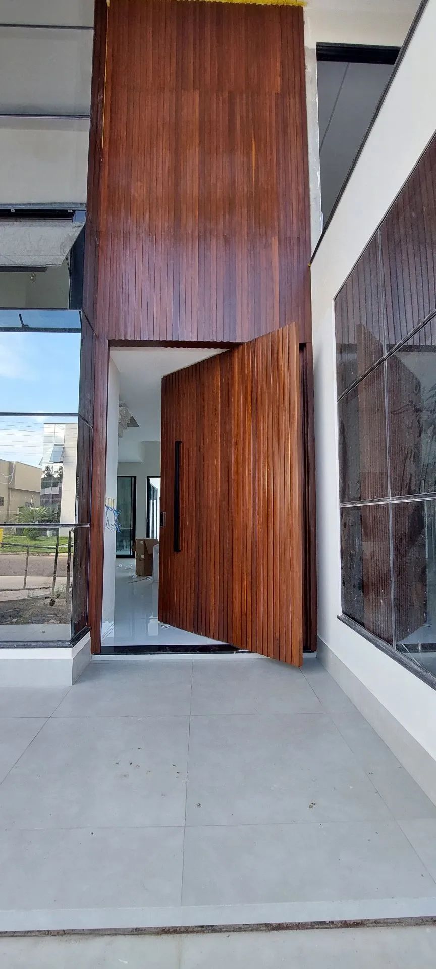 Porta de madeira maciça para entrada principal - Foto 2