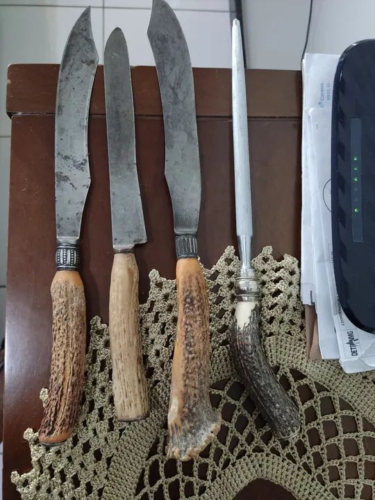 Jogo de facas antigas.