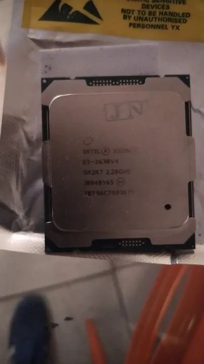 Xeon E5 2630 V4 10 nucleos 20 threads funcionando 100%