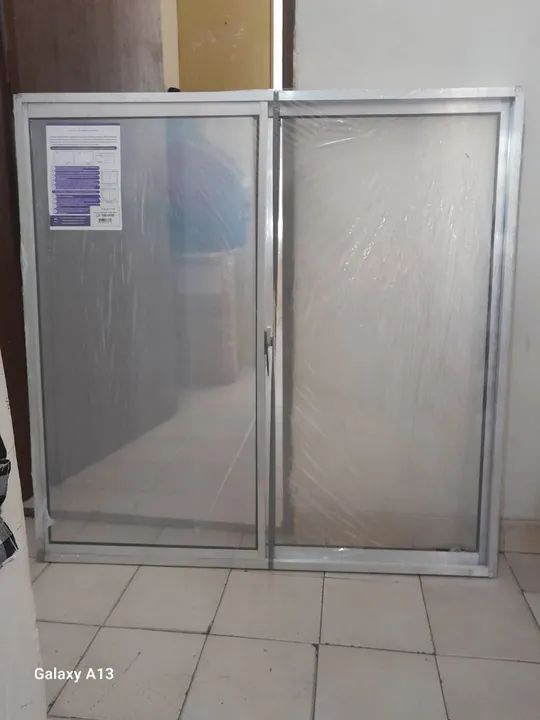 Vendo 01 JANELA DE ALUMÍNIO E VIDRO LISO TAMANHO 01 Metros Por 01 Metros 