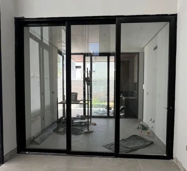 Esquadria Porta de correr 3 folhas Vidro temperado + PVC 3,0m x 3,5 m