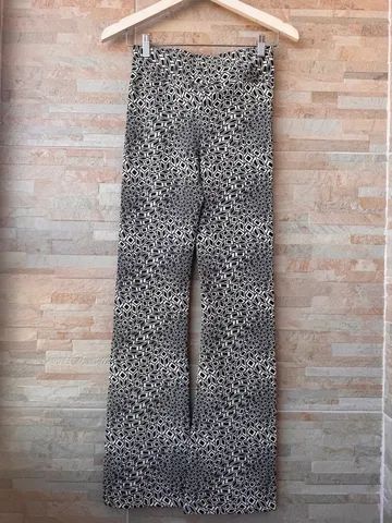 calça flare estampada, tamanho P. - Foto 5
