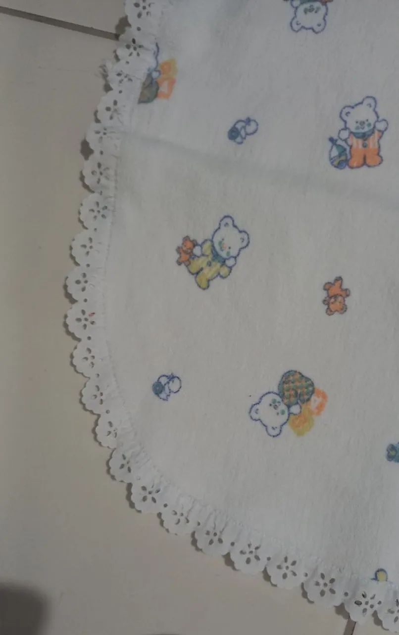 Um cobertor  de bebê com ursinhos  - Foto 3