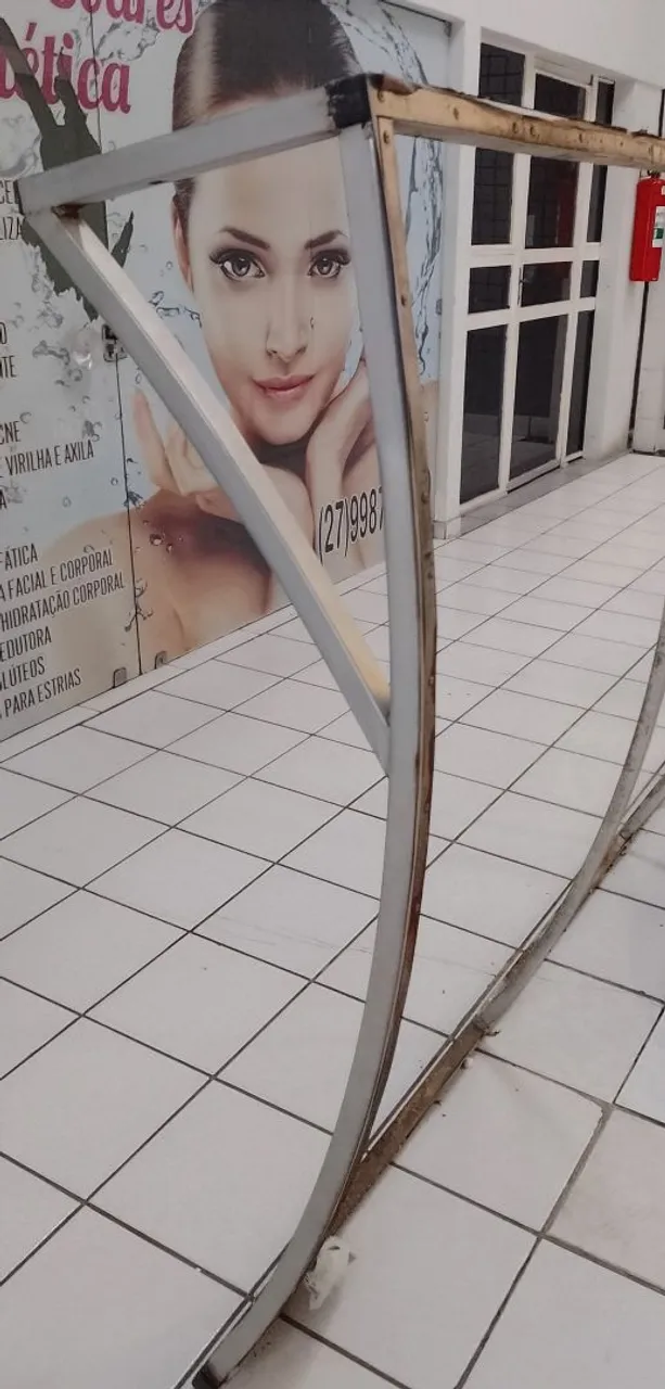 Estrutura de metal para toldo