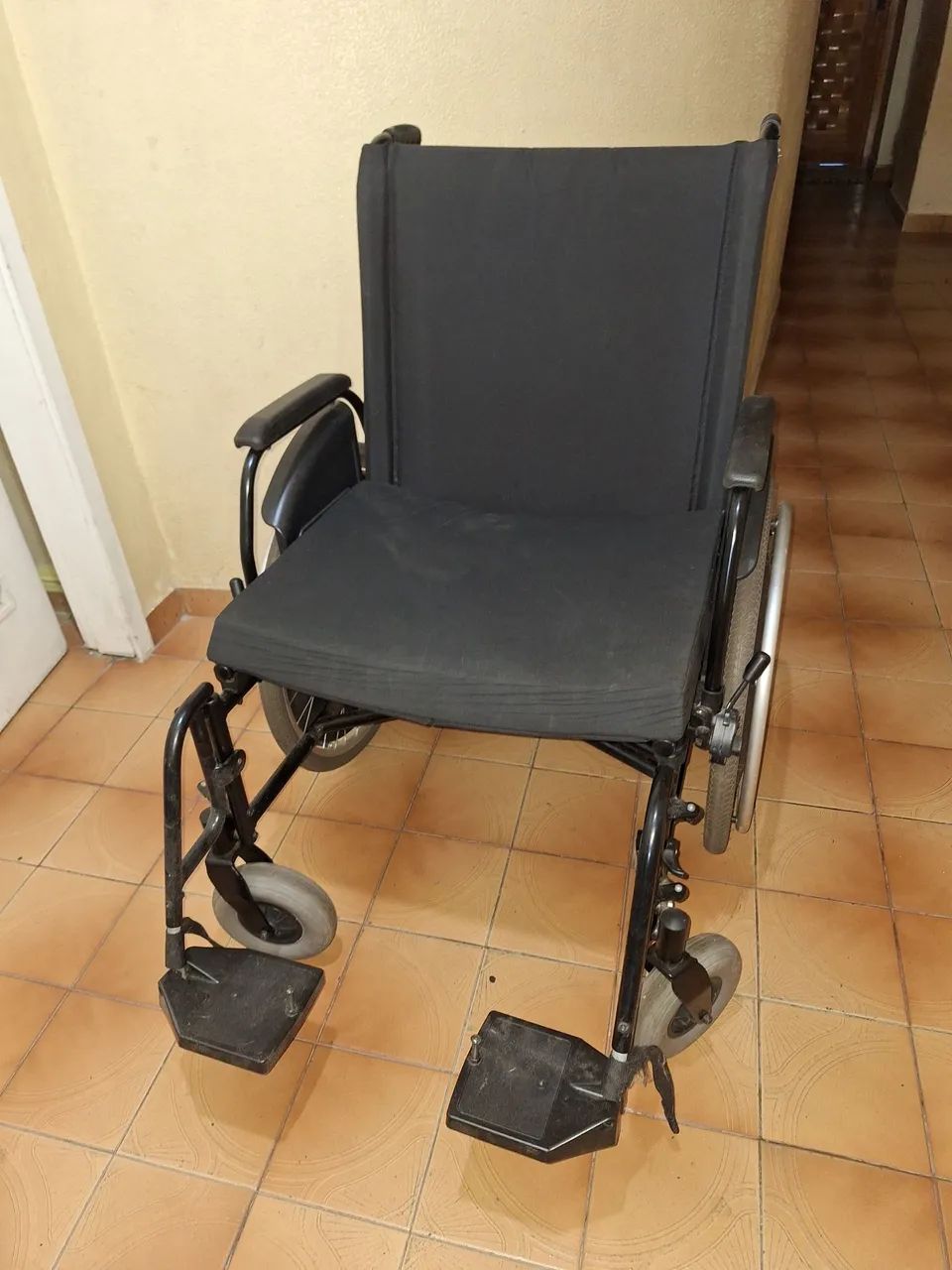 CADEIRA DE RODAS SEMI NOVA 1 ANO E POUCO DE USO 