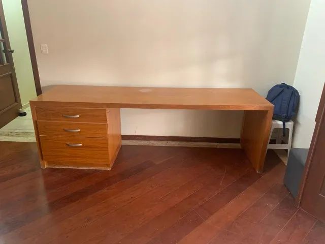 MESA DE ESCRITÓRIO COM 3 GAVETAS, MADEIRA MACIÇA, 71CM X 242CM