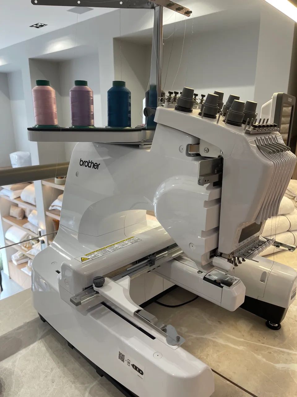 MÁQUINA DE BORDADO BROTHER PROFISSIONAL PR680WC COM BONÉ ÁREA 30X20 CM - 6 AGULHAS