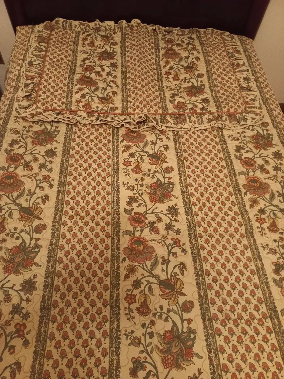 Cobre-leito de solteiro e porta travesseiro floral com babados - Foto 4