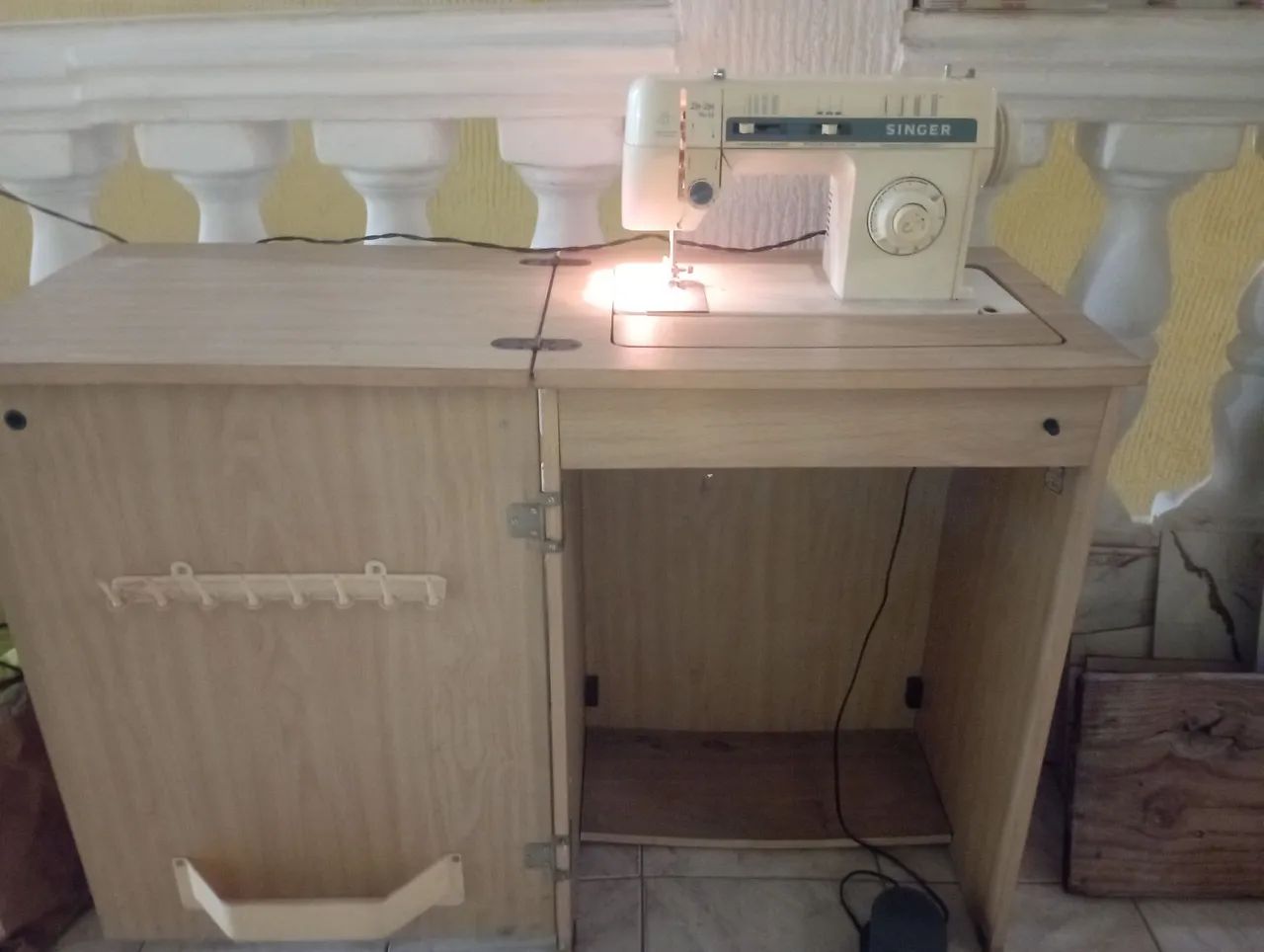 Máquina de Costura Singer com Mesa e Pedal