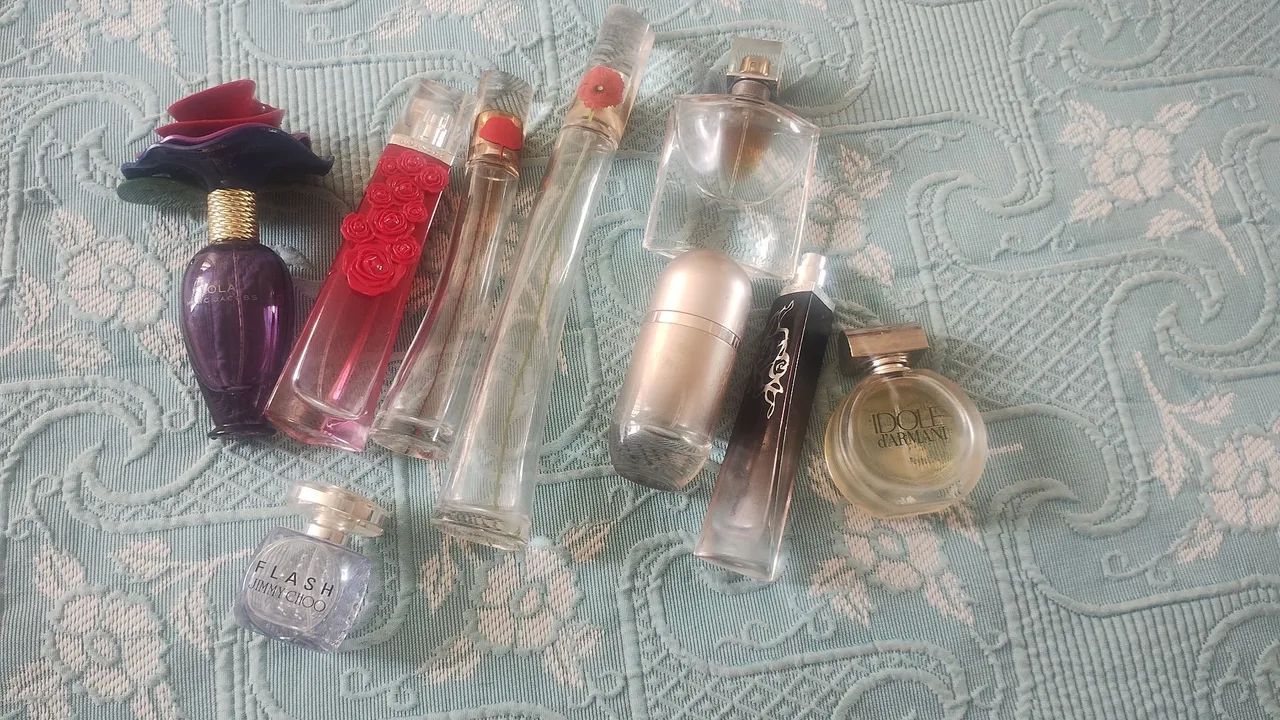 Frascos vazios de perfumes raros